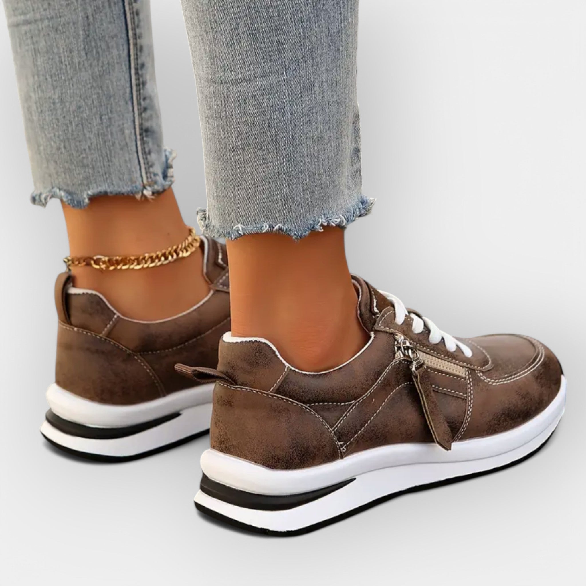 Women's elegant anatomic trainers in black with a supportive cushioned sole