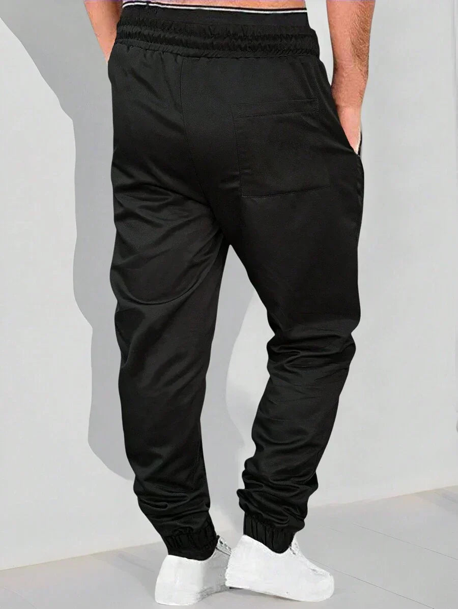 Men's modern urban cargo trousers in beige with cargo pockets and elasticated ankle cuffs