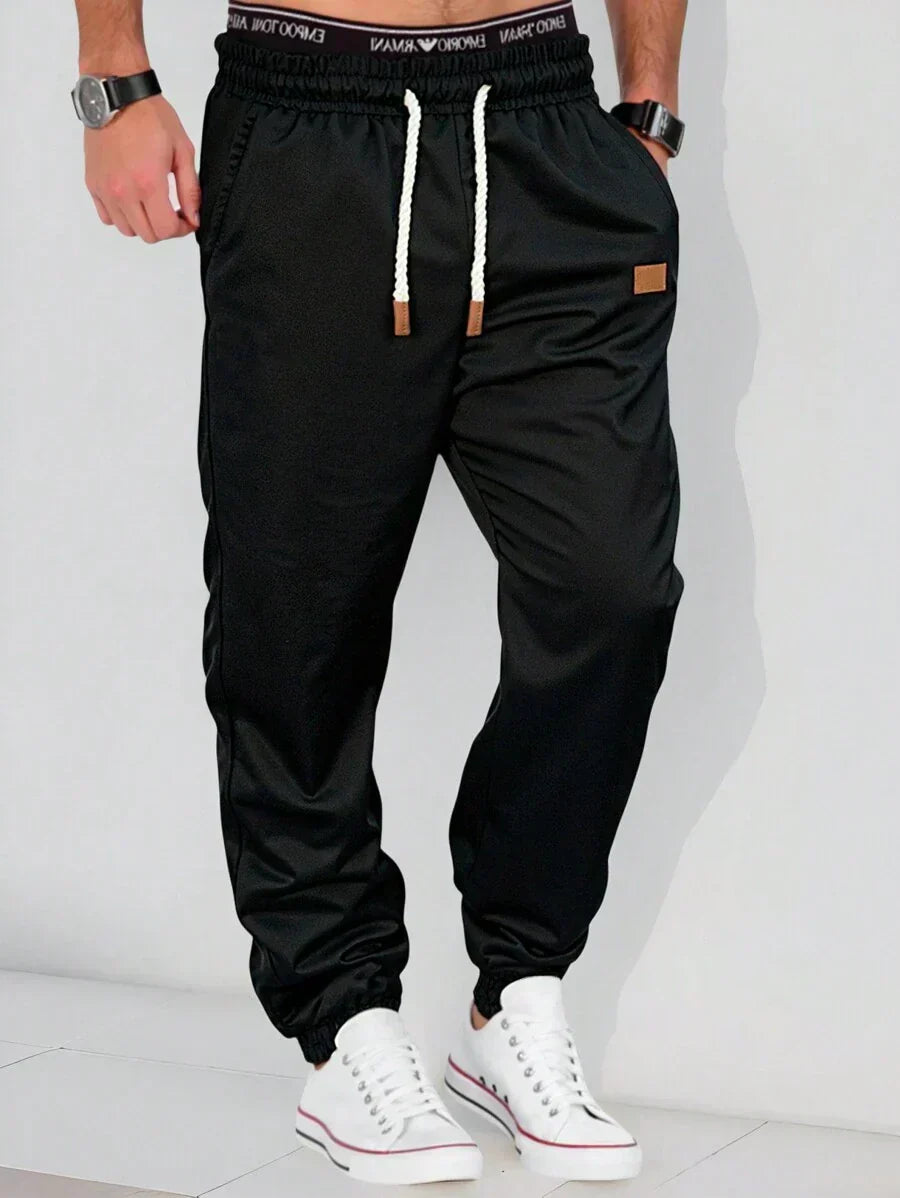 Men's modern urban cargo trousers in beige with cargo pockets and elasticated ankle cuffs