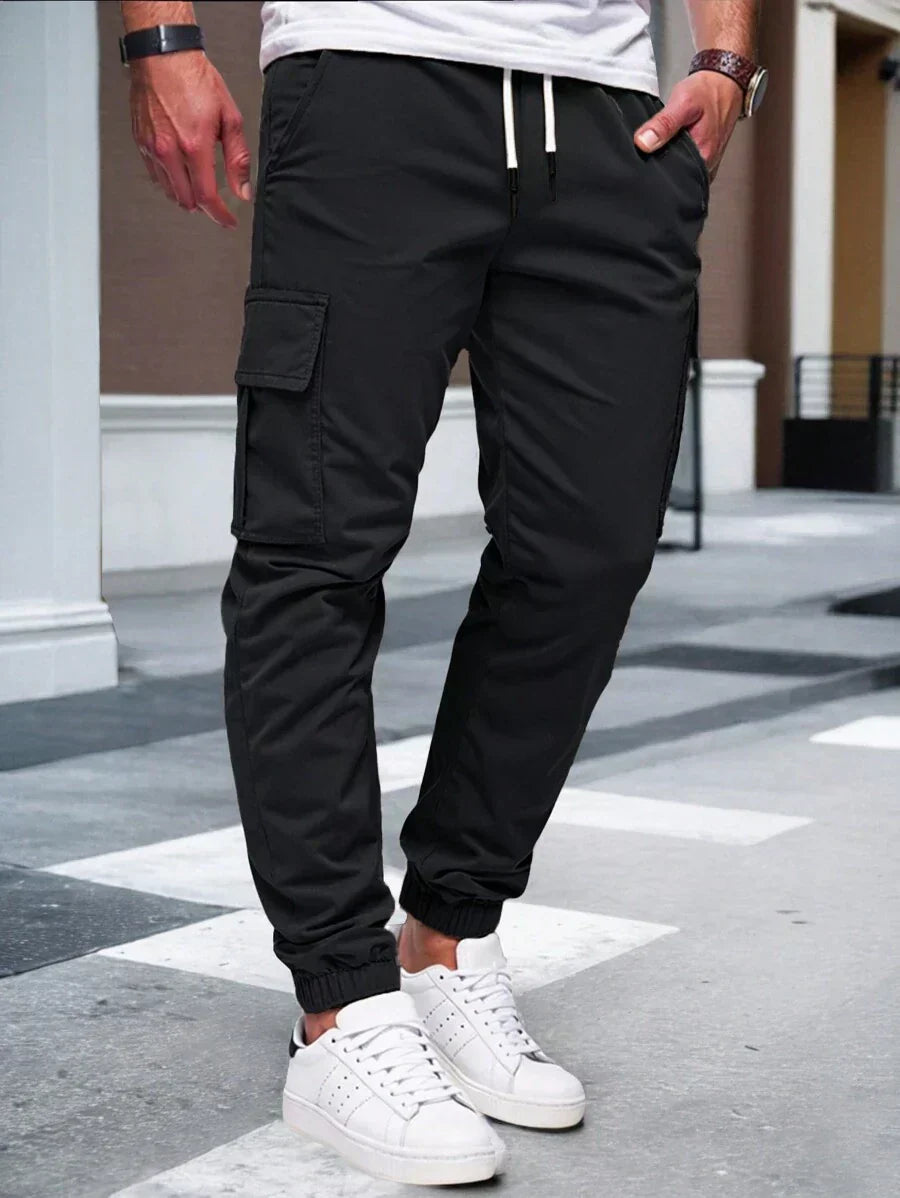 Men's modern urban cargo trousers in beige with cargo pockets and elasticated ankle cuffs