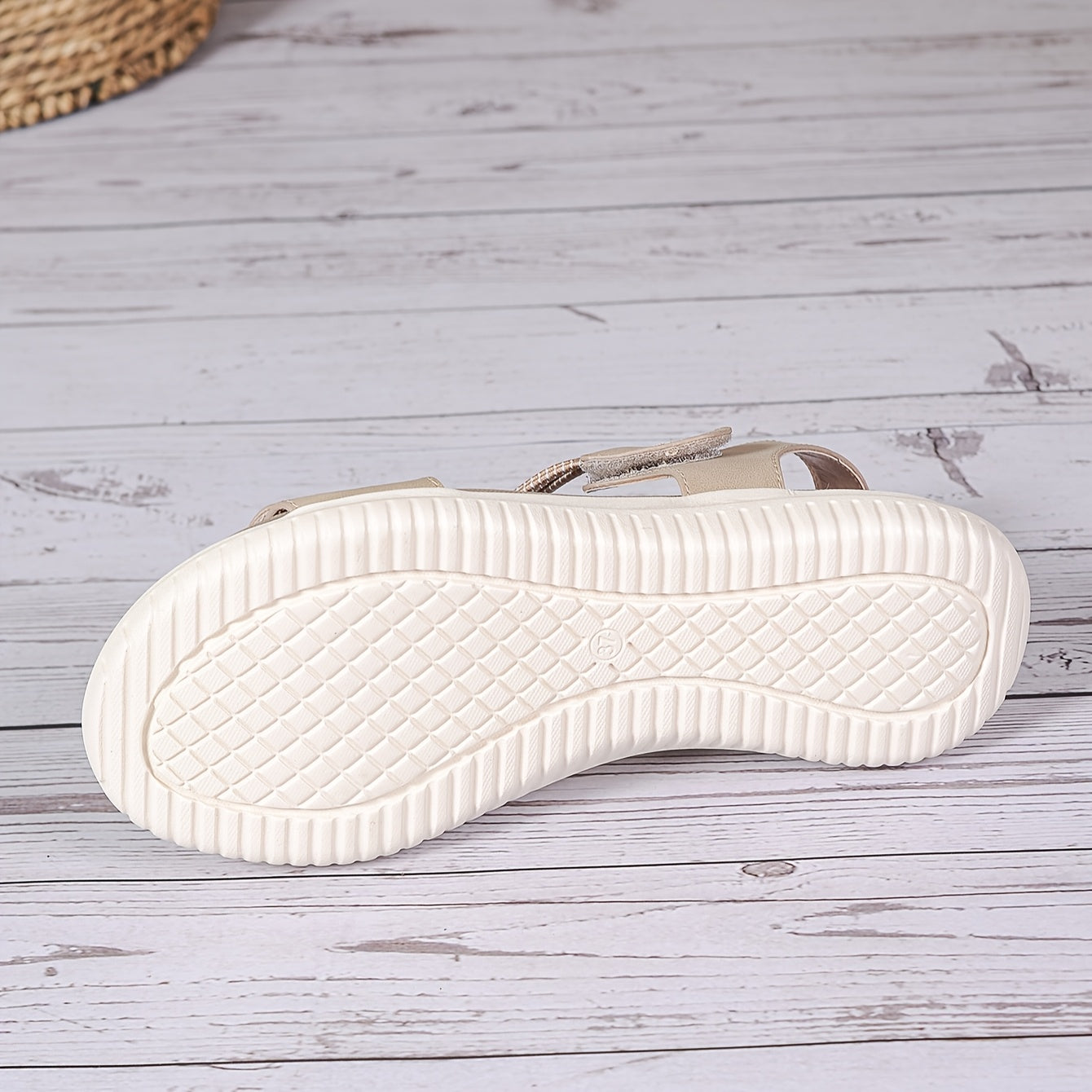 Apricot-coloured elastic sport sandals with a cushioned sole