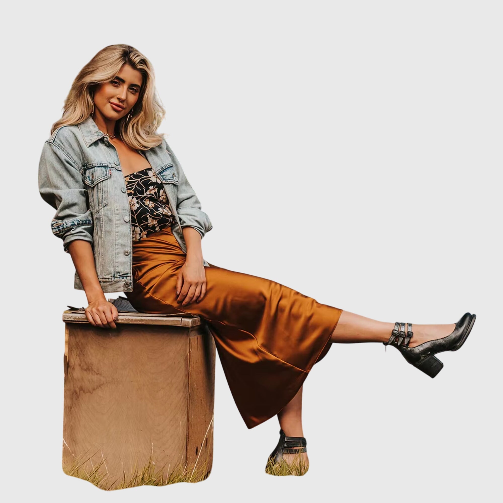 Elegant women's sandals in light brown and black with a refined silhouette