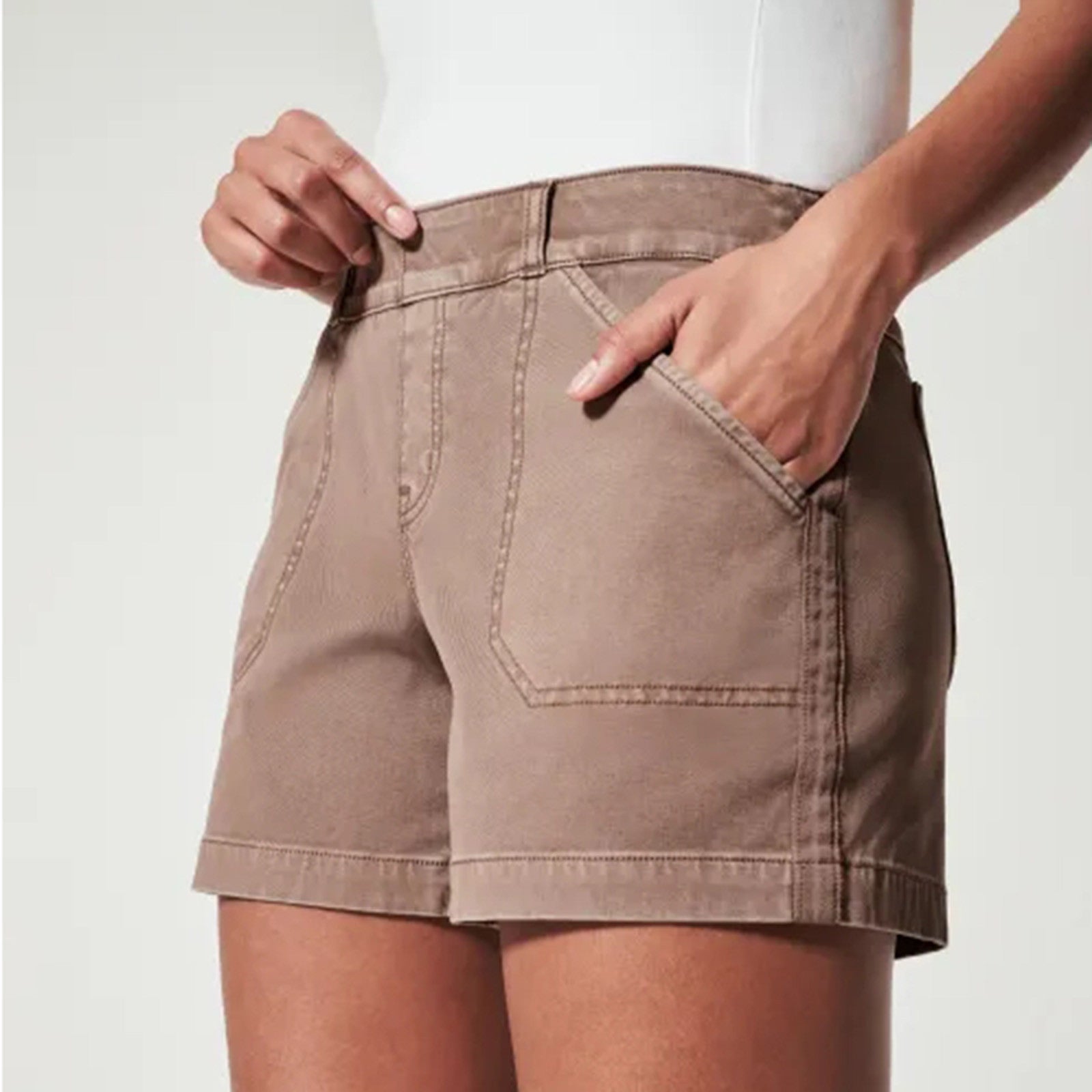 Women's high-waist shorts in beige with a relaxed leg and tie-fastening waist