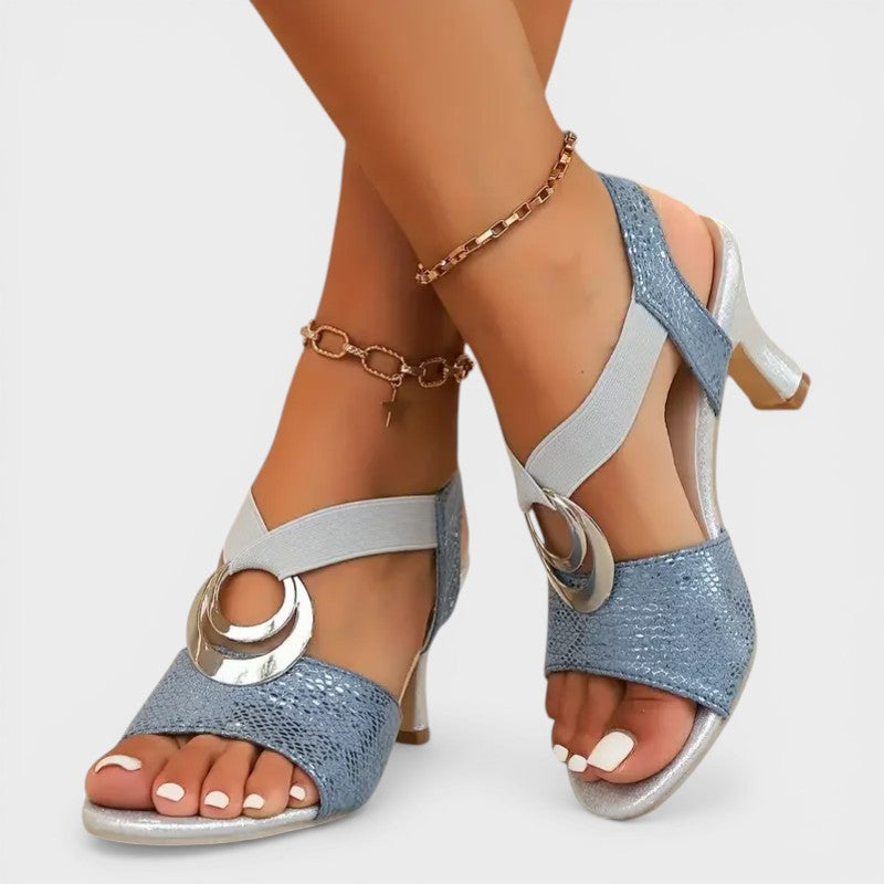 Elegant heeled sandals in black and beige with a ring-detail instep strap