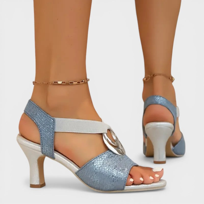 Elegant heeled sandals in black and beige with a ring-detail instep strap