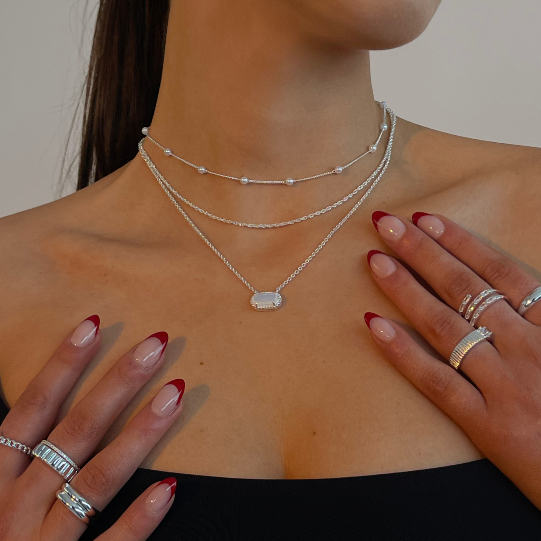 Delicate pendant necklace with coloured gemstone in turquoise