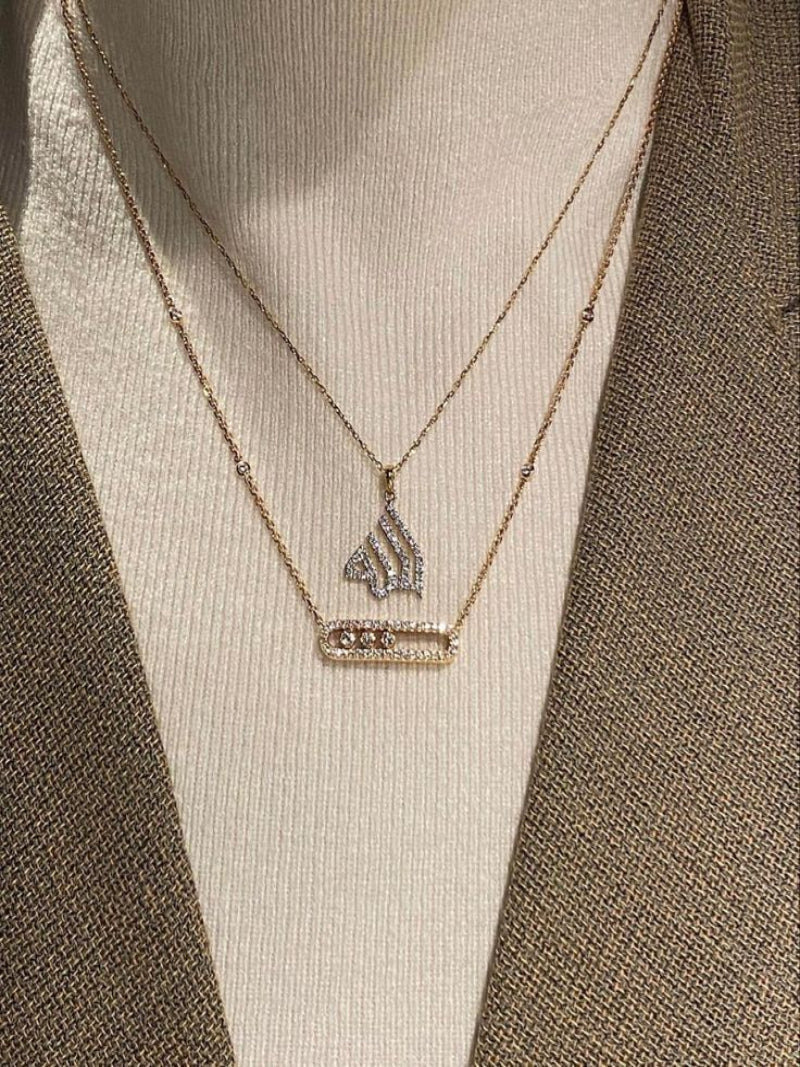 Delicate pendant necklace with three dancing diamond stones in yellow gold finish