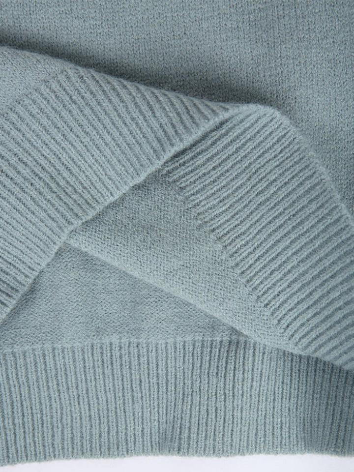 A woman wearing a soft jumper with a cream, black and beige Nordic pattern, warm and elegant.