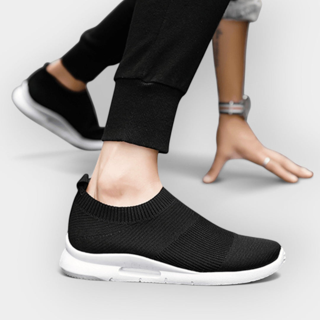 Women's cushioned walking trainers in black with a supportive ergonomic sole