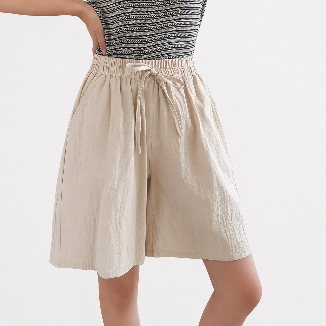 Women's high-waist shorts in khaki with a relaxed, flattering silhouette