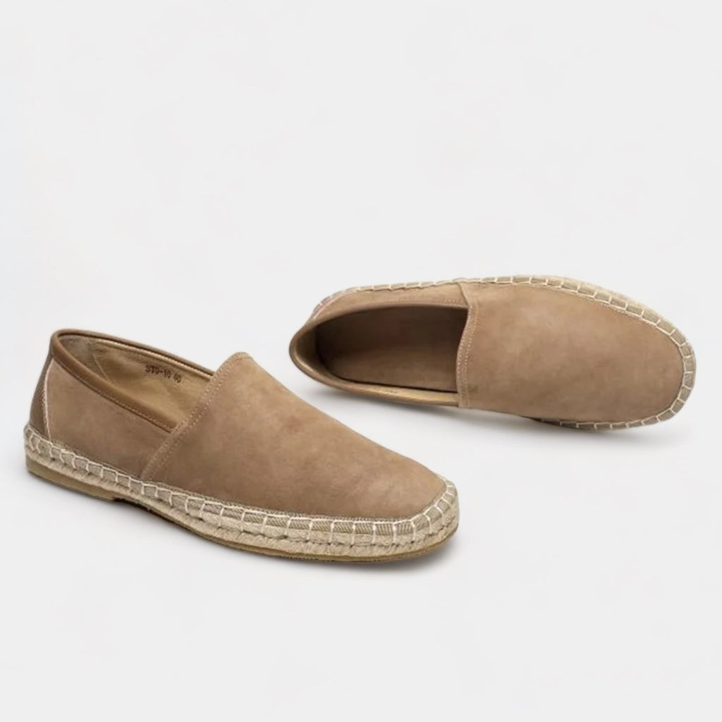 Men's tasselled loafers in camel brown with a classic, structured shape and refined detailing