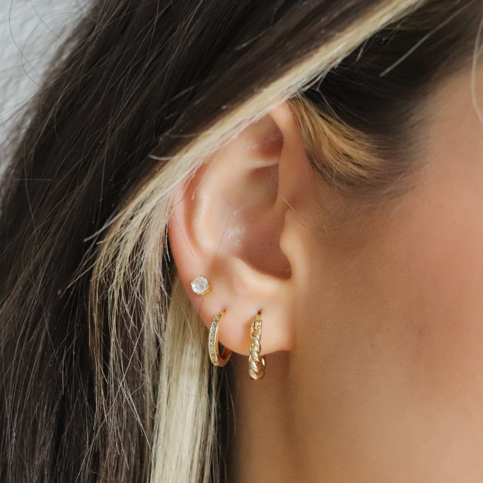Drop earrings in clear crystal with a delicate sparkling finish