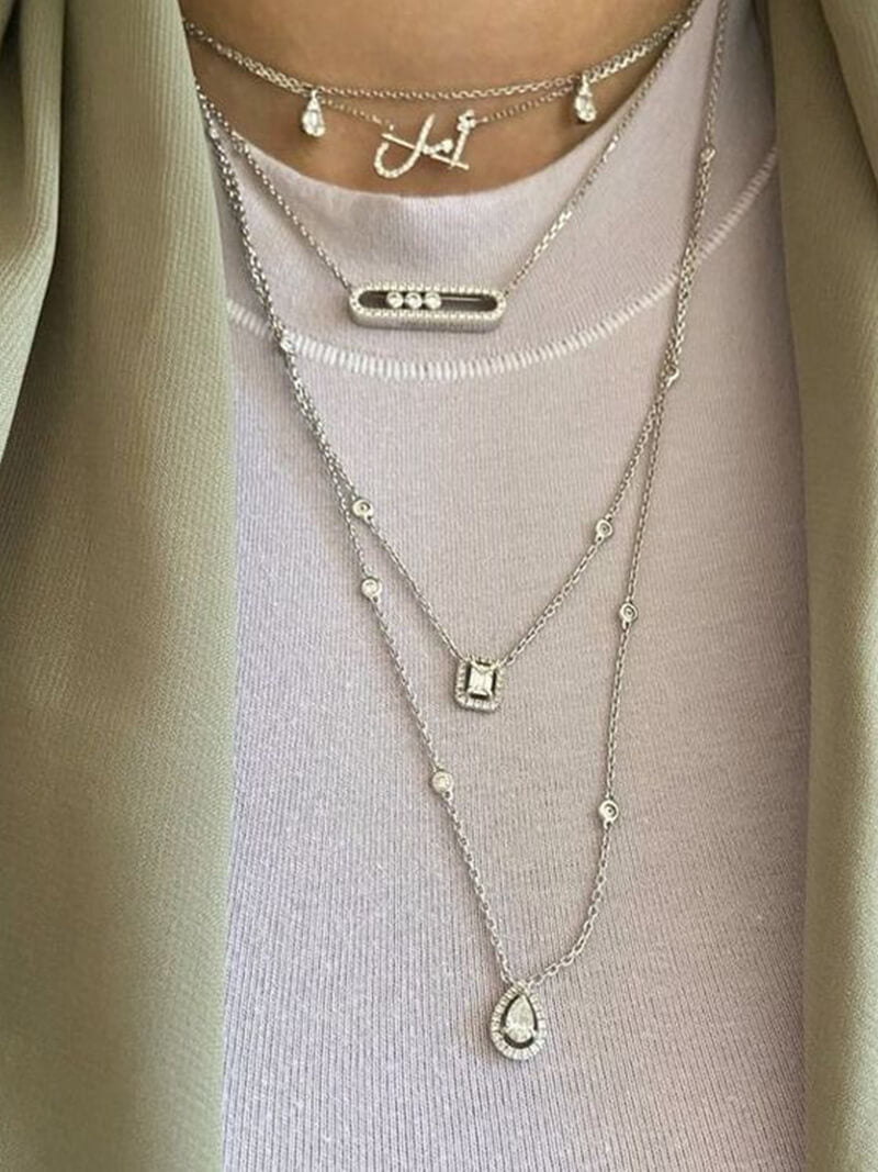 Delicate pendant necklace with three dancing diamond stones in yellow gold finish