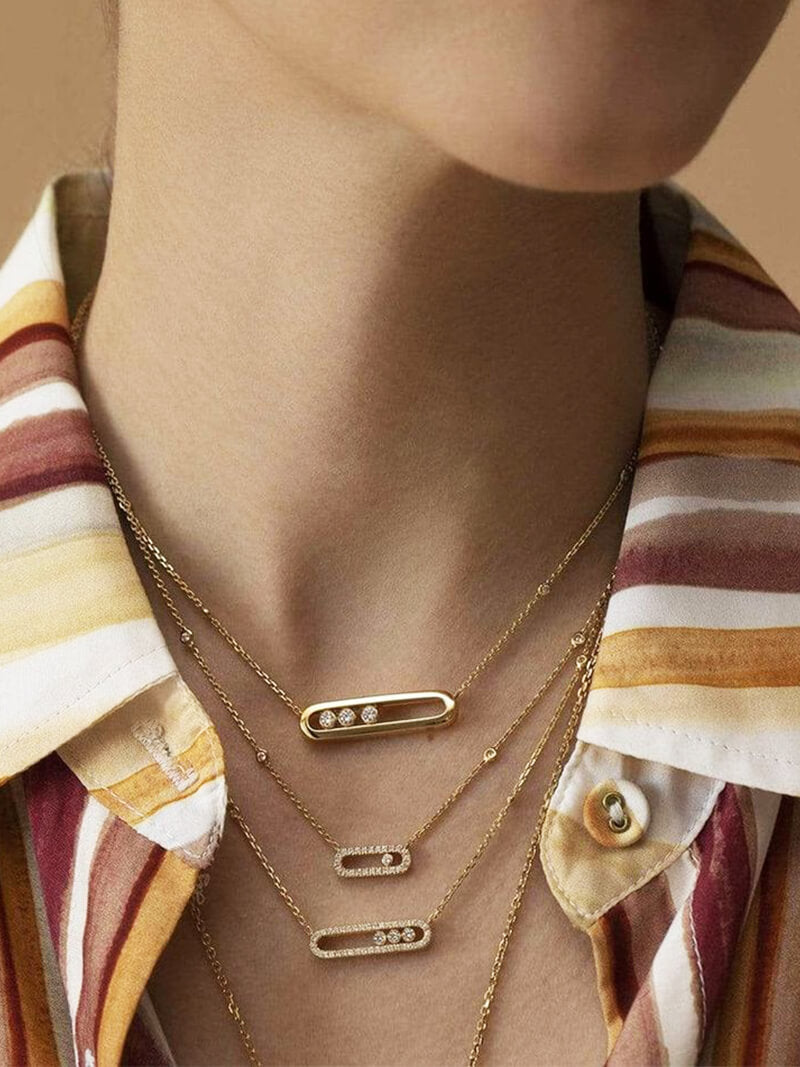 Delicate pendant necklace with three dancing diamond stones in yellow gold finish
