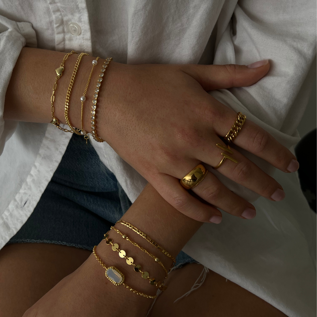 Delicate heart charm bracelet in gold tone