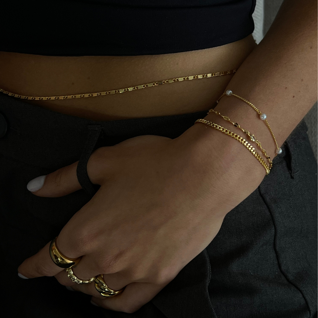 Delicate heart charm bracelet in gold tone