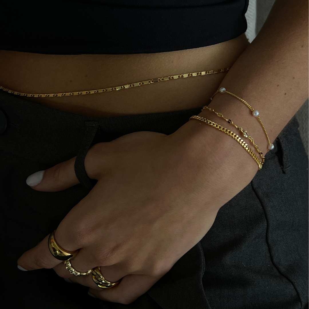 Delicate heart charm bracelet in gold tone
