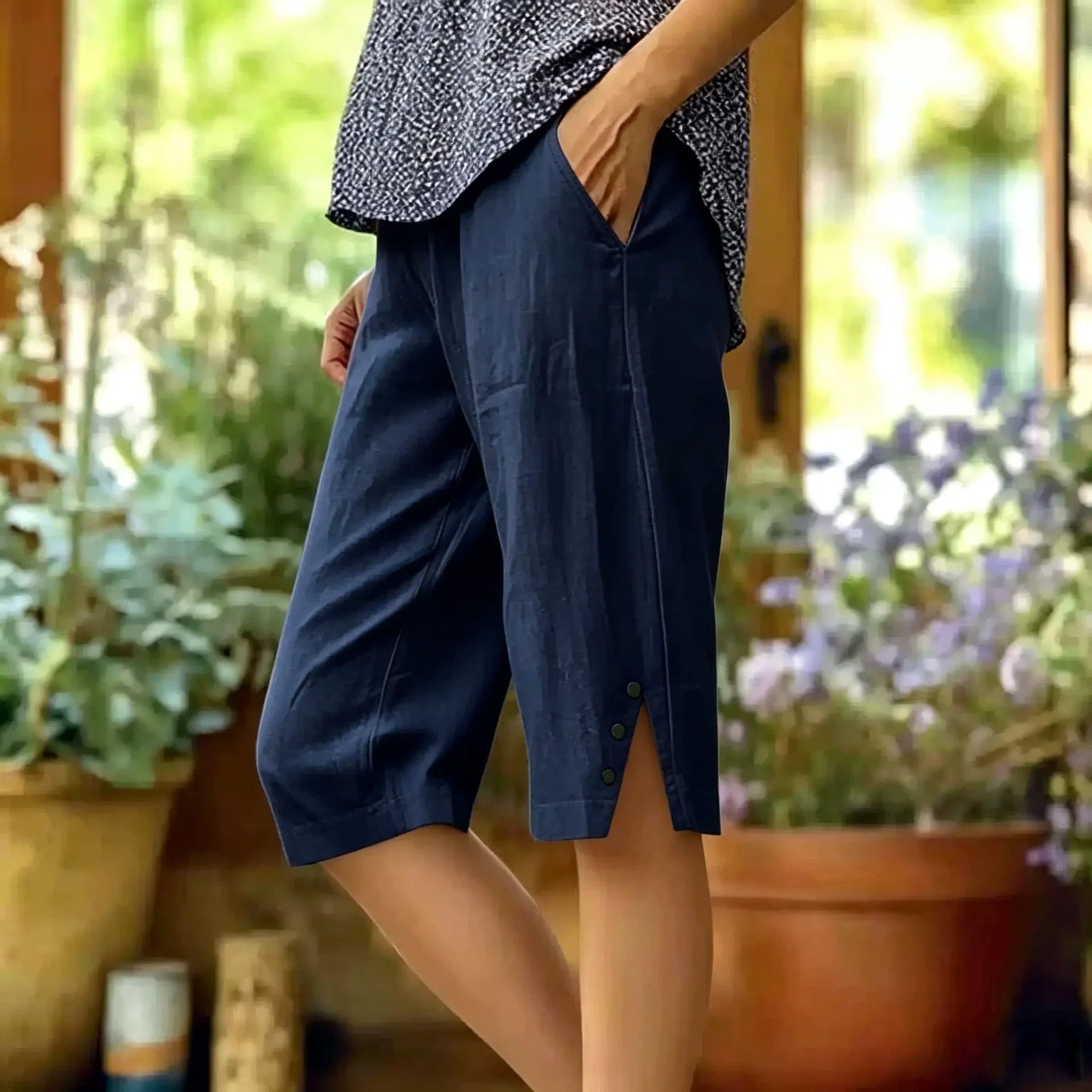 Women's high-waist shorts in dark khaki with an elasticated waistband and relaxed leg