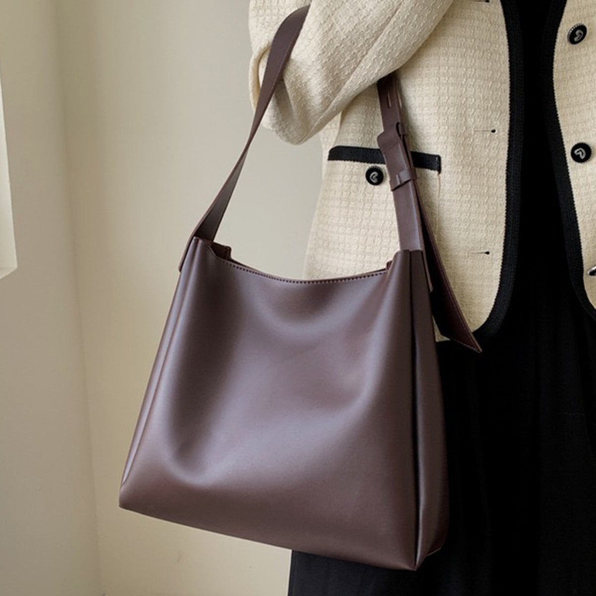 Elegant structured tote bag in black with clean minimalist lines and comfortable shoulder strap