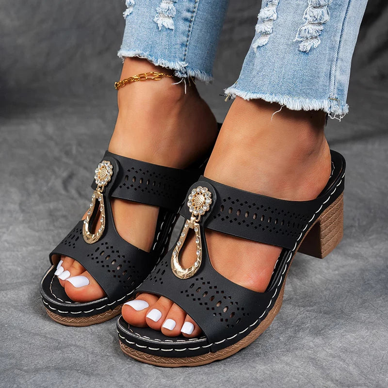 Backless block-heel sandals with a cut-out upper and clasp in khaki, black, blue and pink