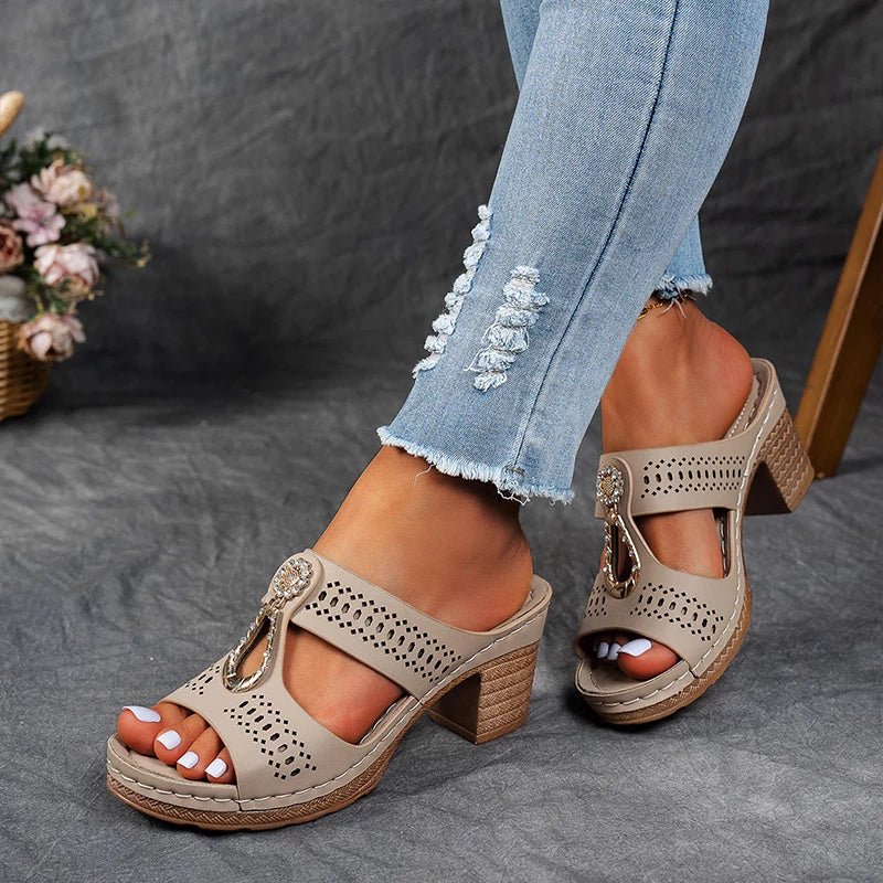 Backless block-heel sandals with a cut-out upper and clasp in khaki, black, blue and pink