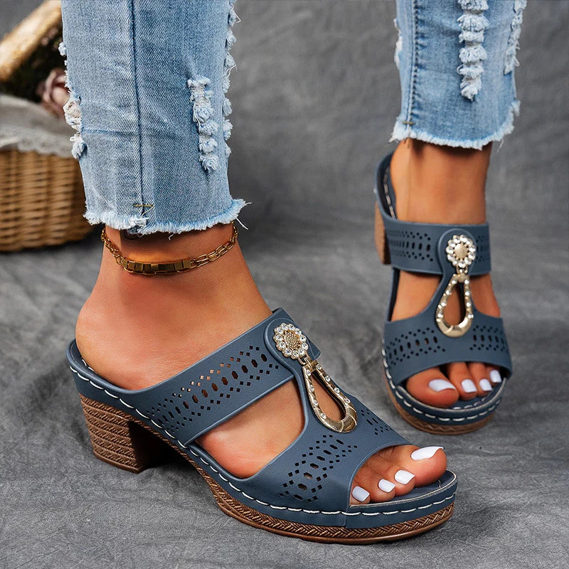 Backless block-heel sandals with a cut-out upper and clasp in khaki, black, blue and pink