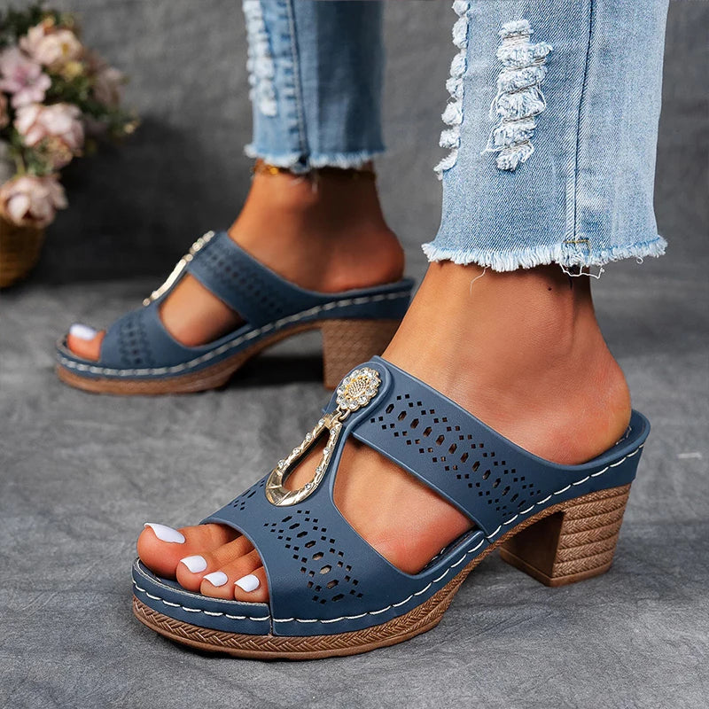 Backless block-heel sandals with a cut-out upper and clasp in khaki, black, blue and pink