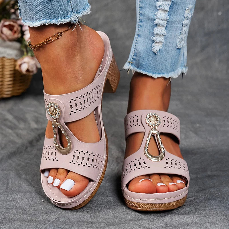 Backless block-heel sandals with a cut-out upper and clasp in khaki, black, blue and pink