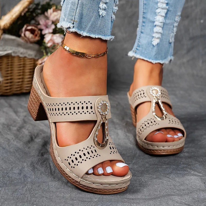 Backless block-heel sandals with a cut-out upper and clasp in khaki, black, blue and pink