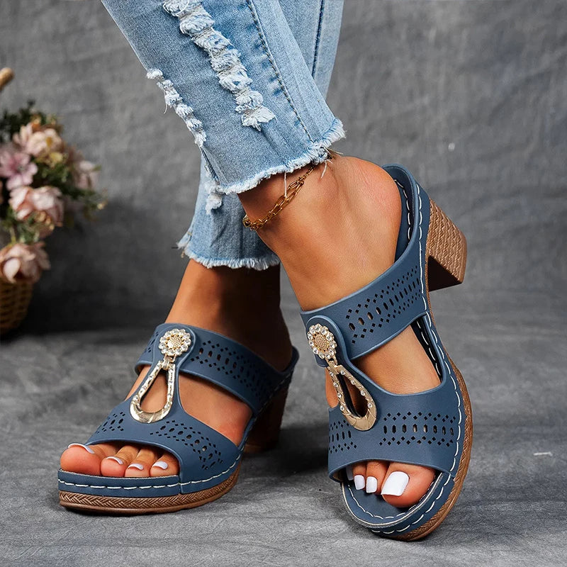 Backless block-heel sandals with a cut-out upper and clasp in khaki, black, blue and pink