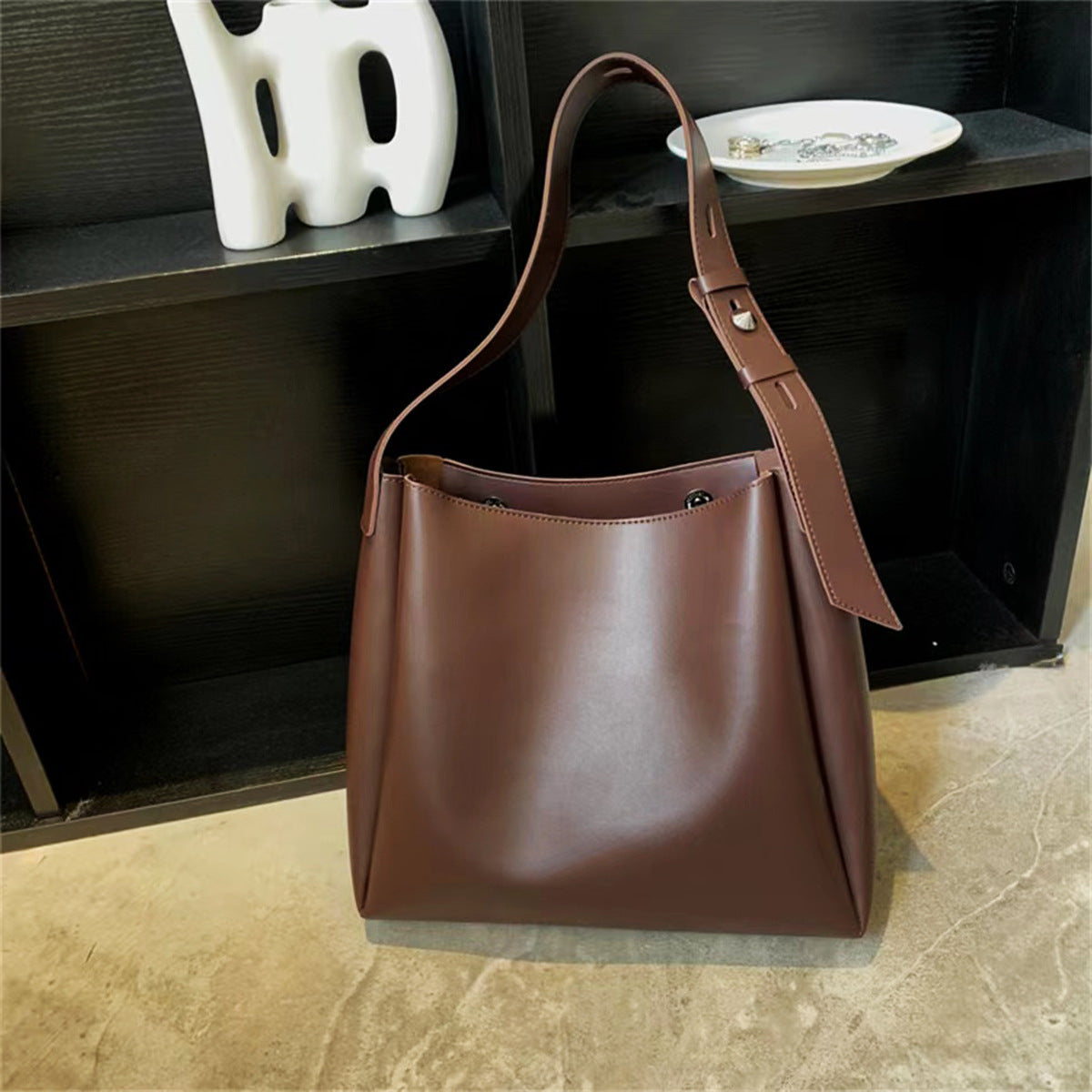 Elegant structured tote bag in black with clean minimalist lines and comfortable shoulder strap
