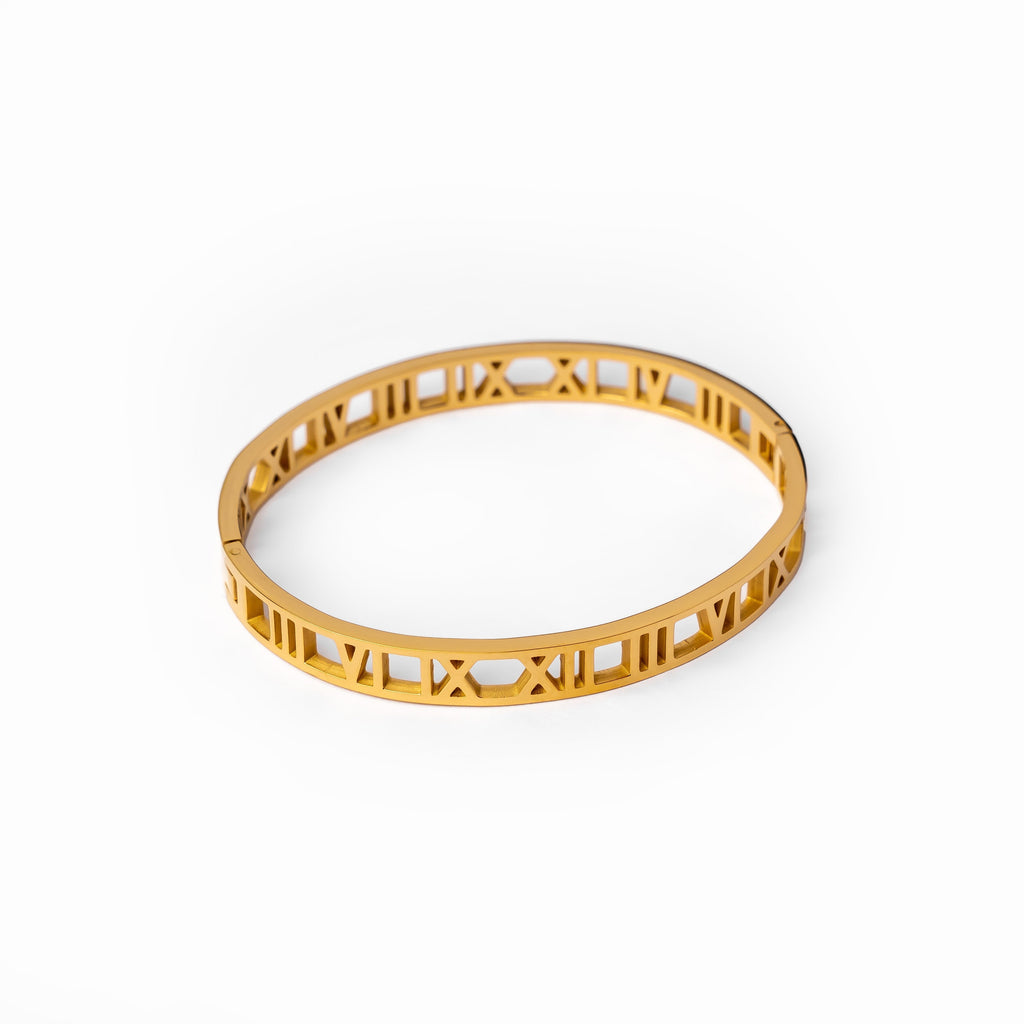 Elegant gold bracelet with number charm detailing