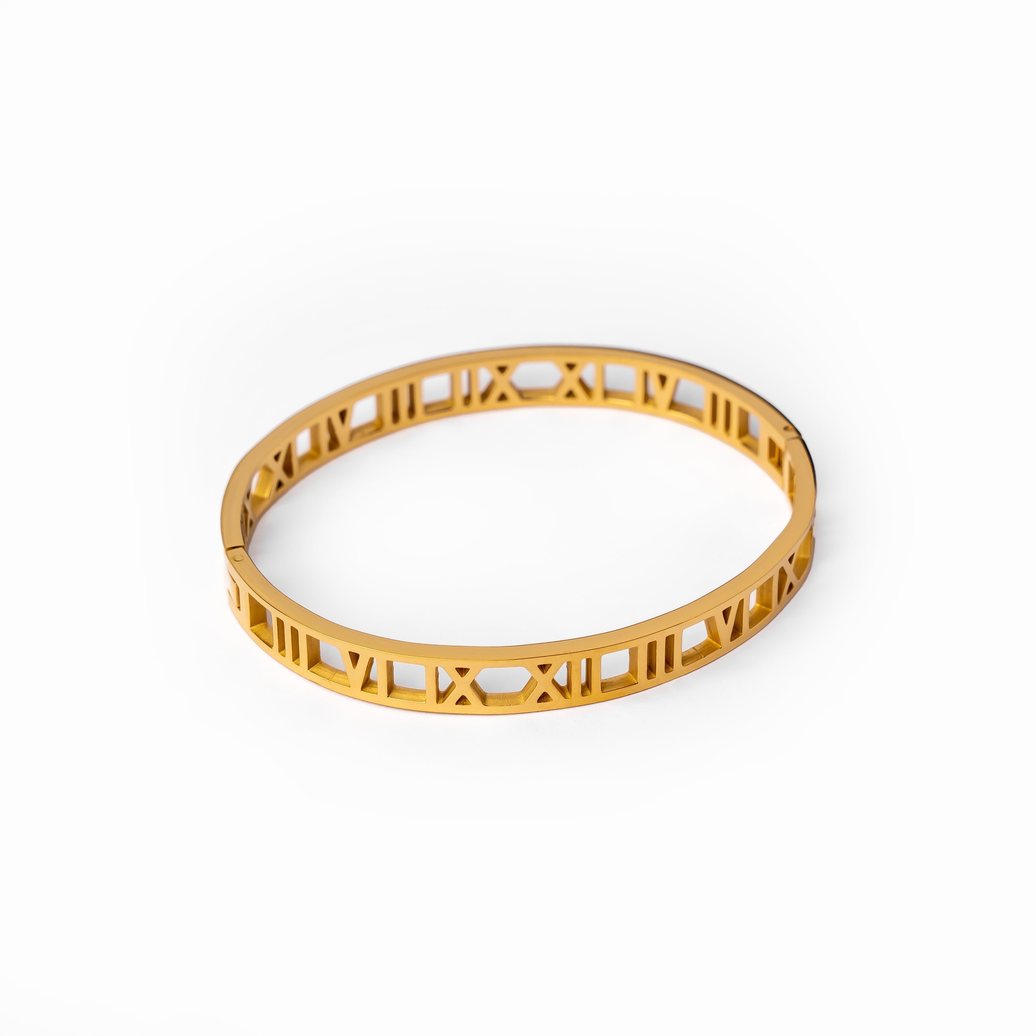 Elegant gold bracelet with number charm detailing