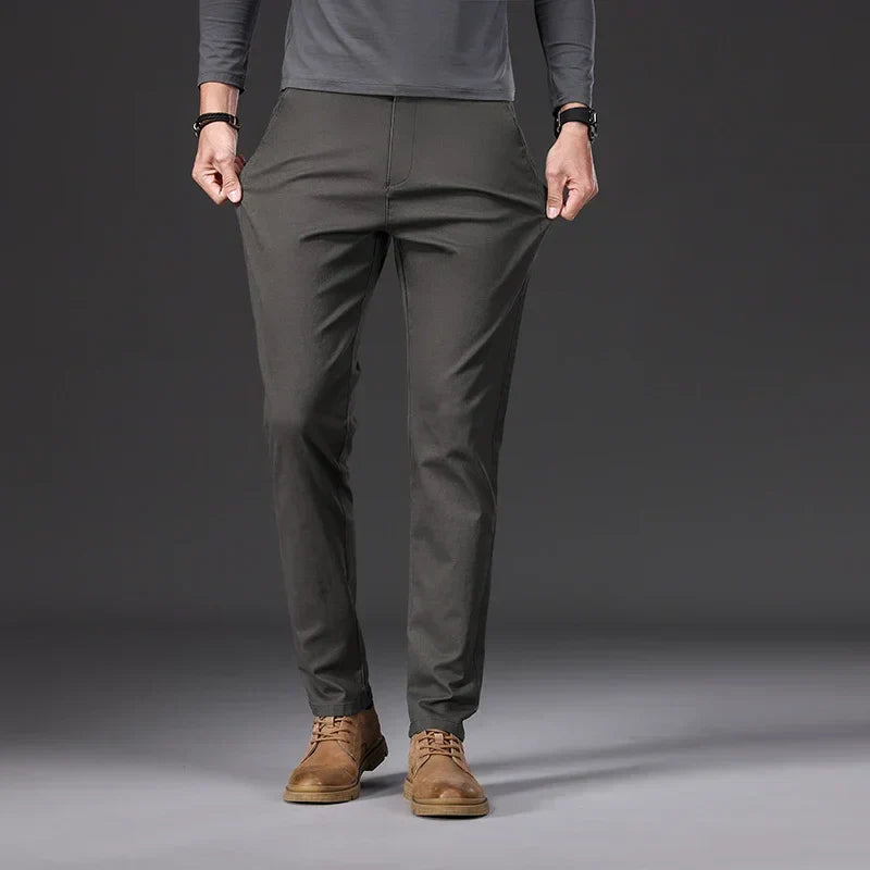 Men's casual trousers in black, blue, dark grey and beige with a relaxed, clean silhouette