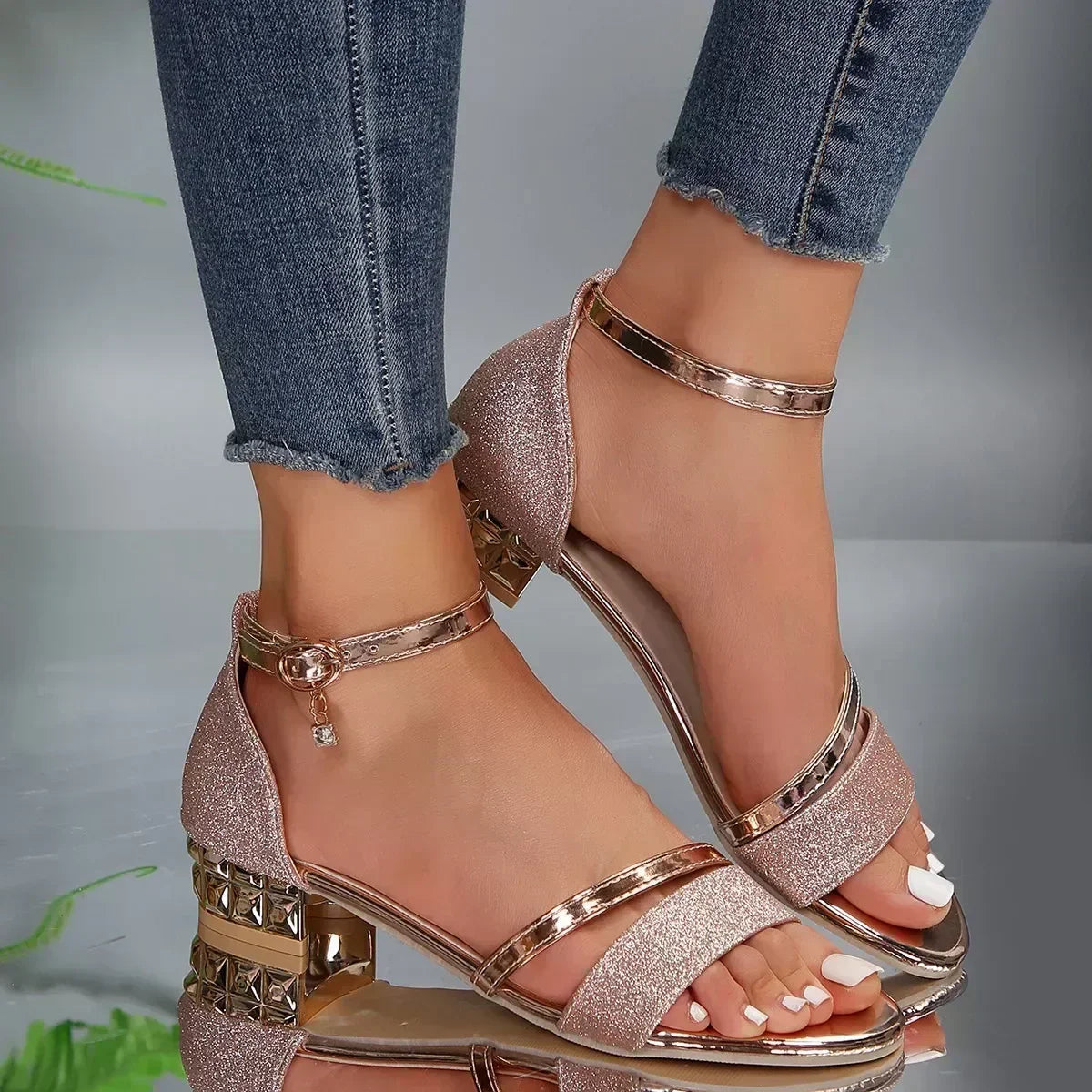 Low-heeled ankle strap sandals with a refined finish in black, rose gold, silver and gold