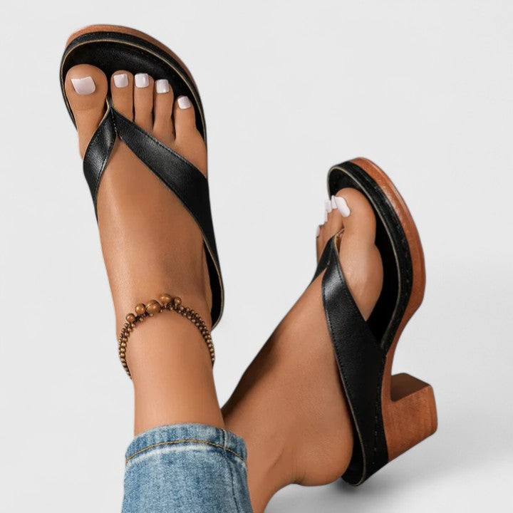 Elegant orthopaedic heels in black and gold with a stable heel and refined silhouette