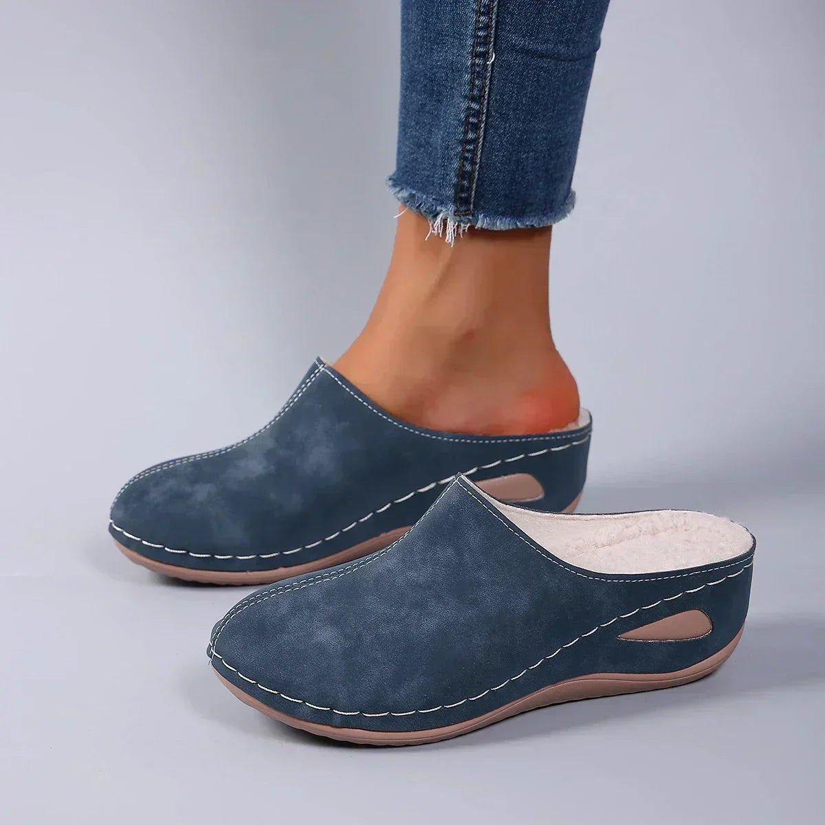 Women's lined cosy clogs in blue, black and brown with a padded interior