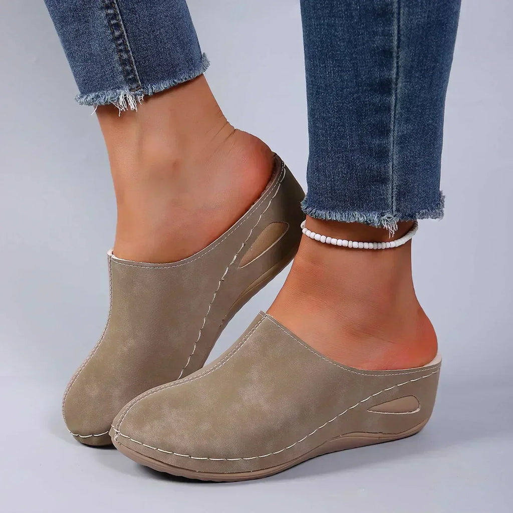 Women's lined cosy clogs in blue, black and brown with a padded interior