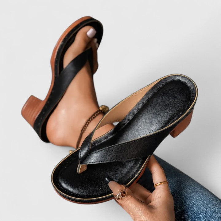 Elegant orthopaedic heels in black and gold with a stable heel and refined silhouette