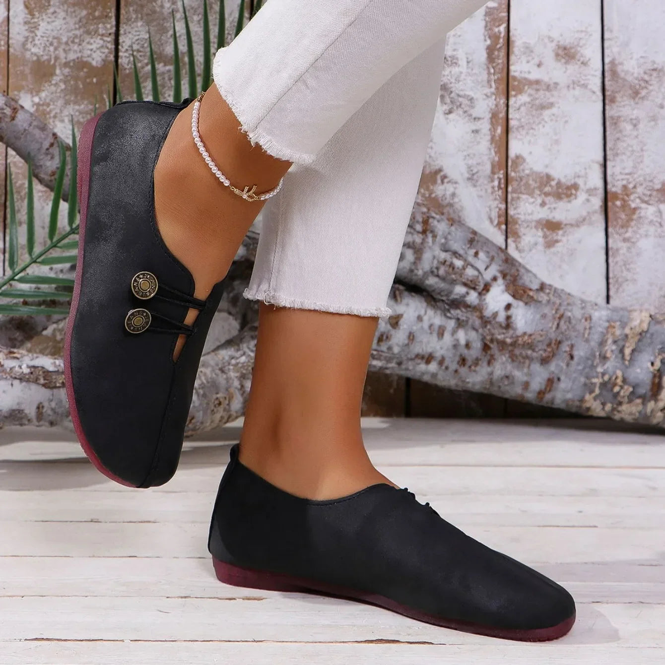 Women's wide-fit comfort trainers in black with a cushioned sole and elastic closure