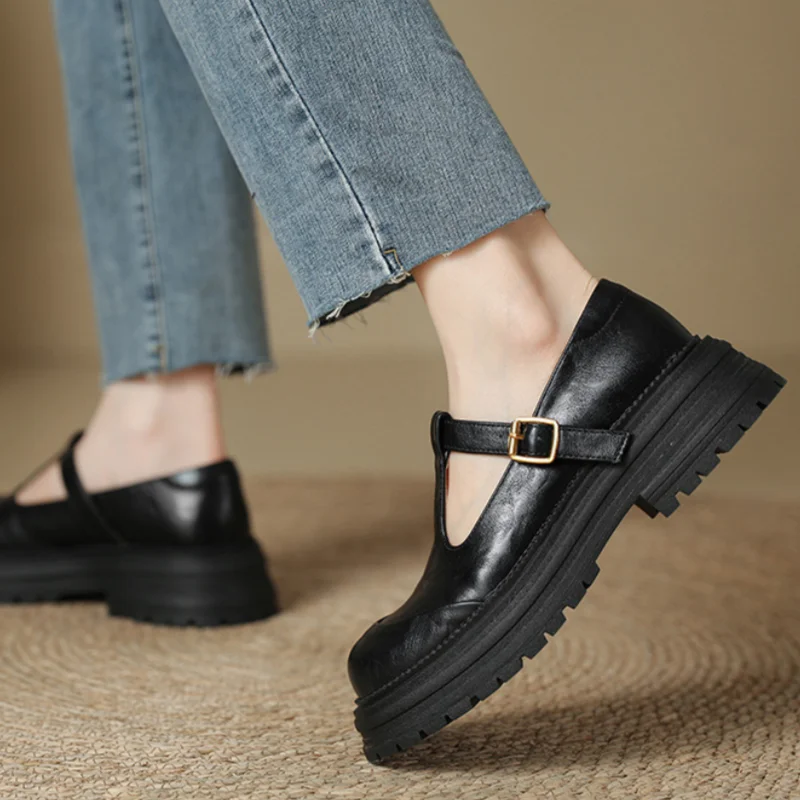 Linda | Orthopaedic shoes with T-strap