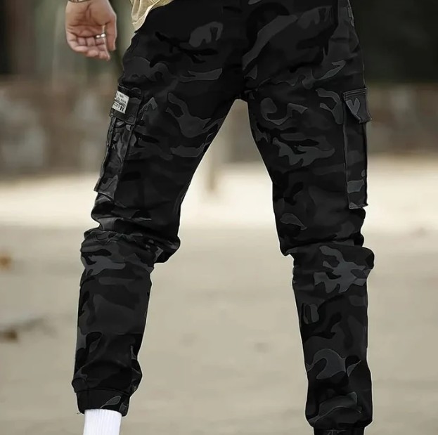 Men's slim-fit camo trousers in military green with side pockets and elasticated waist