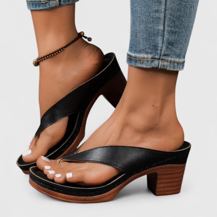 Elegant orthopaedic heels in black and gold with a stable heel and refined silhouette