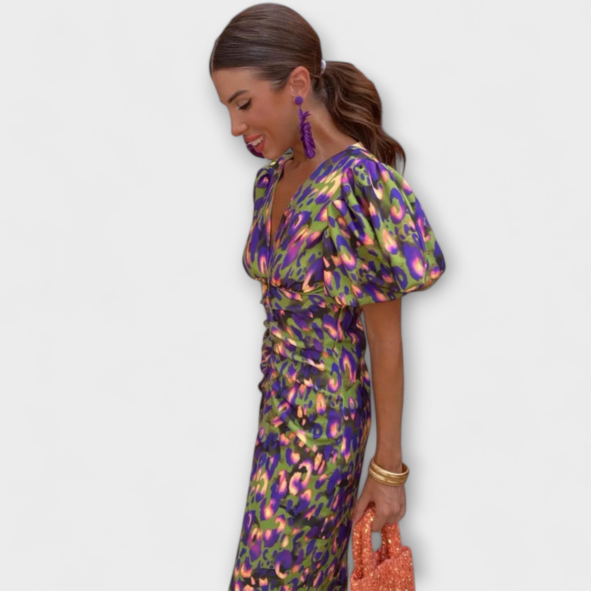 Floaty V-neck dress in orange with softly voluminous sleeves and a graceful silhouette