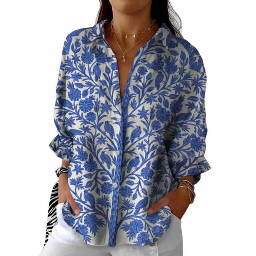 Classic blouse with delicate blue garden motifs in a relaxed, flattering style