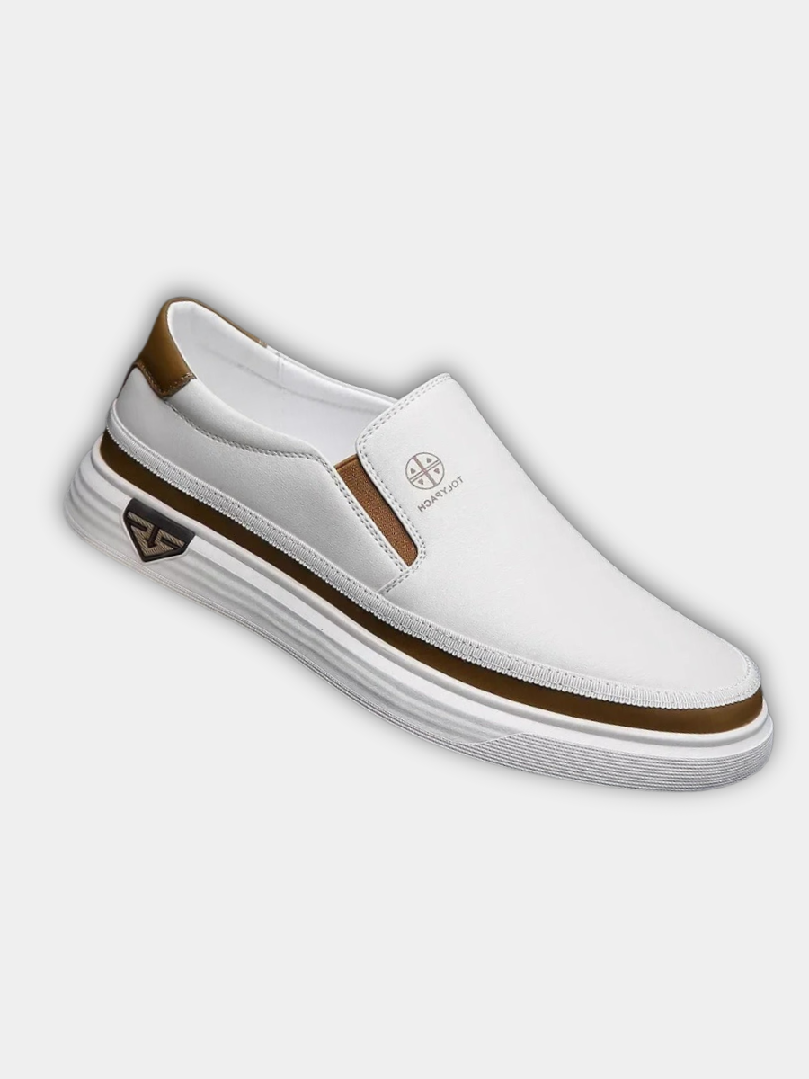 Men's slip-on loafer in black with a smooth structured upper and clean sole