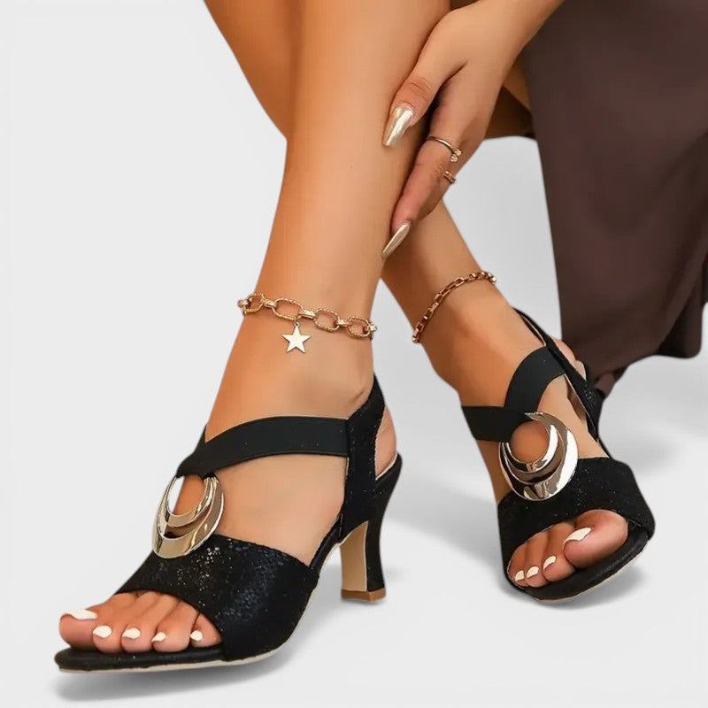 Elegant heeled sandals in black and beige with a ring-detail instep strap