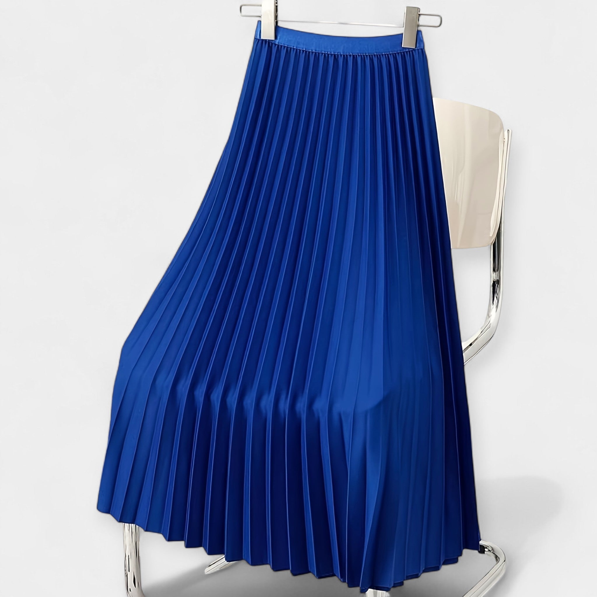 Wide pleated high-waist midi skirt in soft blush pink with a flowing silhouette