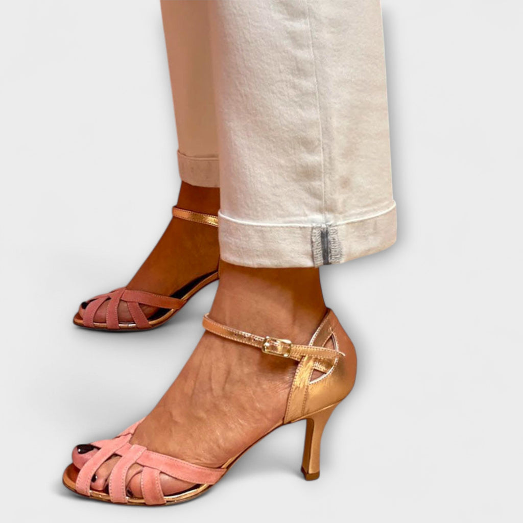 Elegant heeled sandals in pink and black with a sophisticated, feminine cut