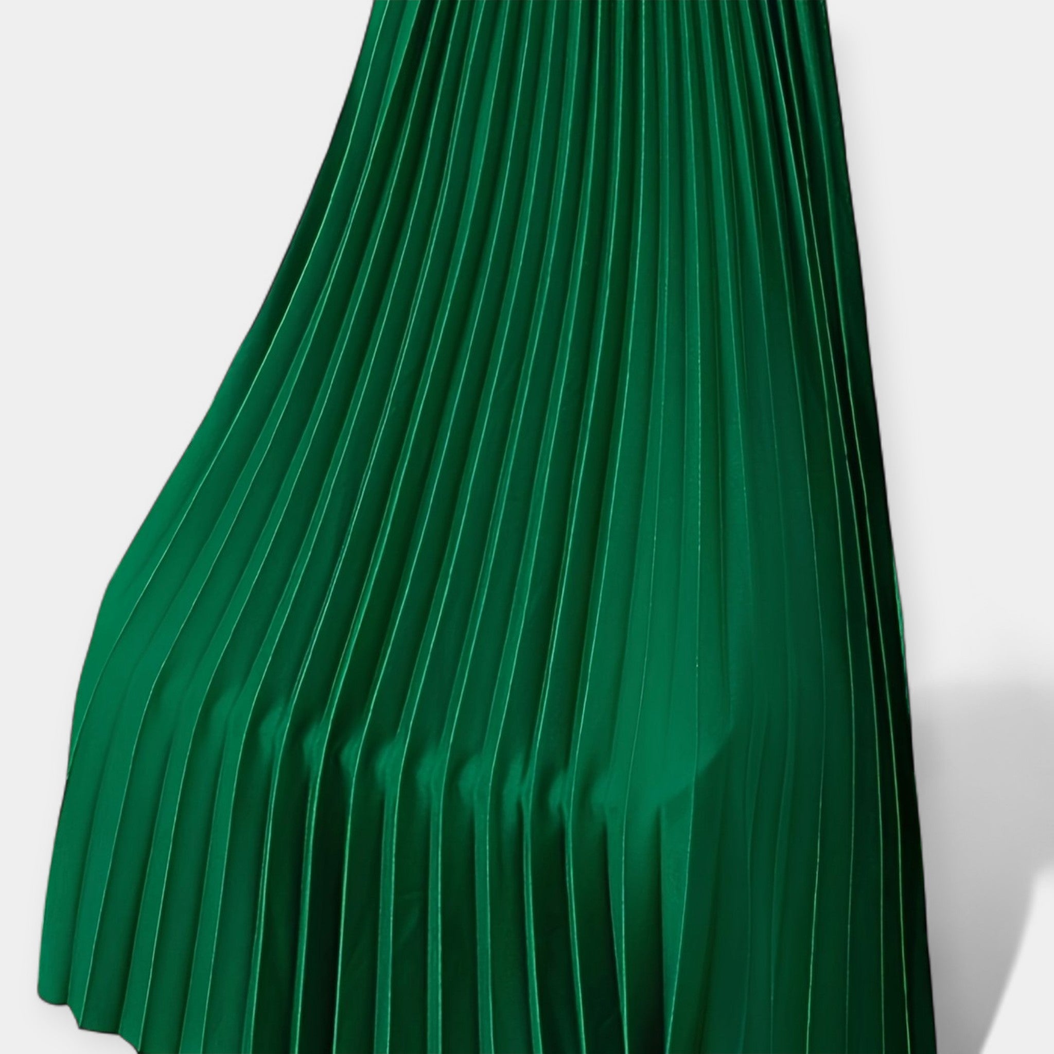 Wide pleated high-waist midi skirt in soft blush pink with a flowing silhouette